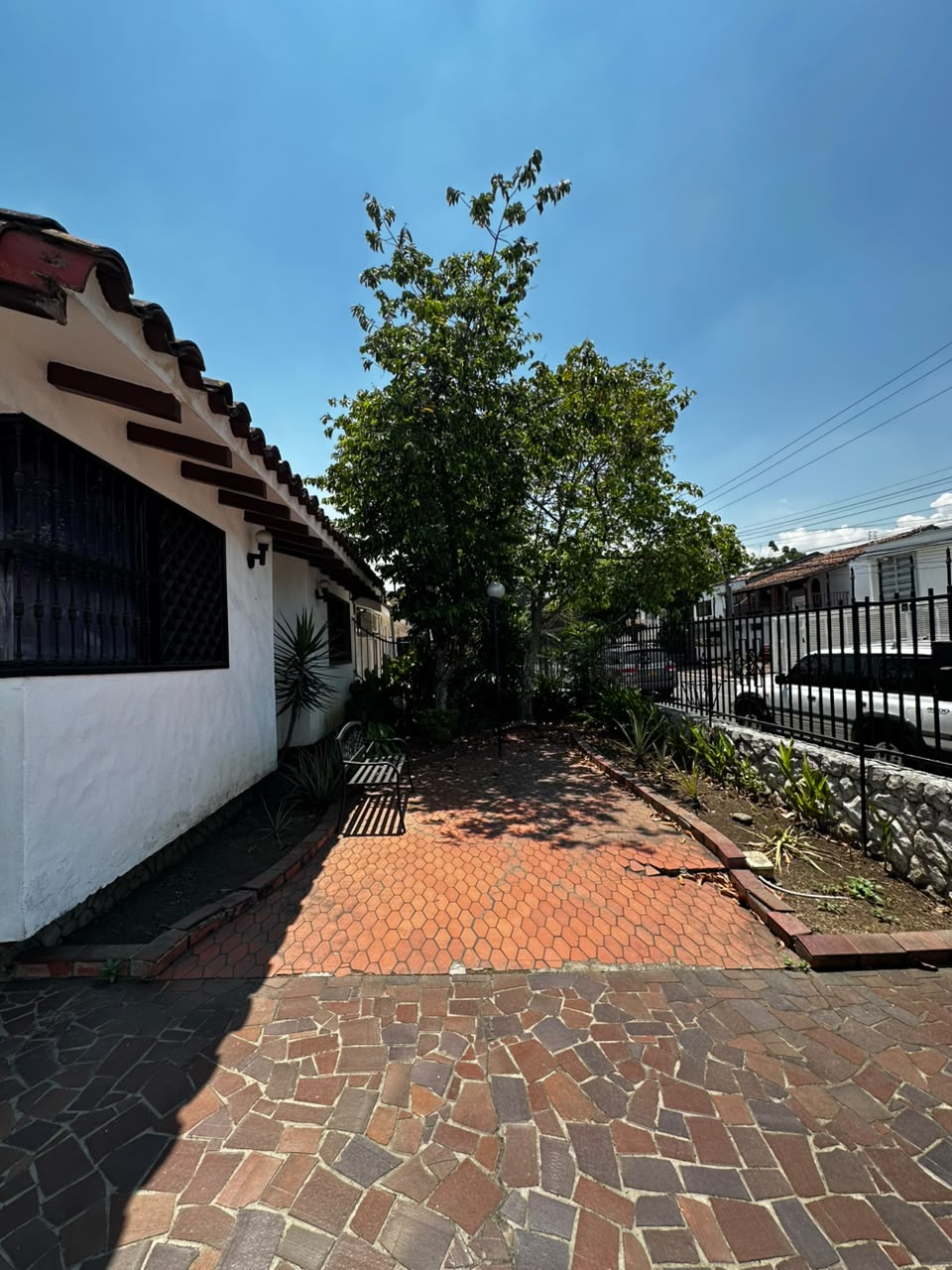 Casa con jacuzzi Ciudad Jardín Cali - fachada