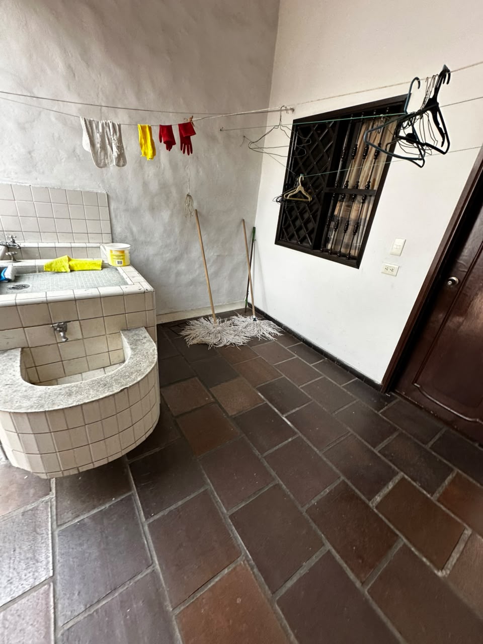 Casa con jacuzzi Ciudad Jardín Cali - lavadero